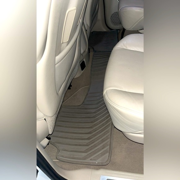 Second-Row One-Piece Premium All-Weather Floor Mat in Dune Cadillac - used - Picture 2 of 4